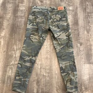 Camo Levi’s jeans 711 Skinny